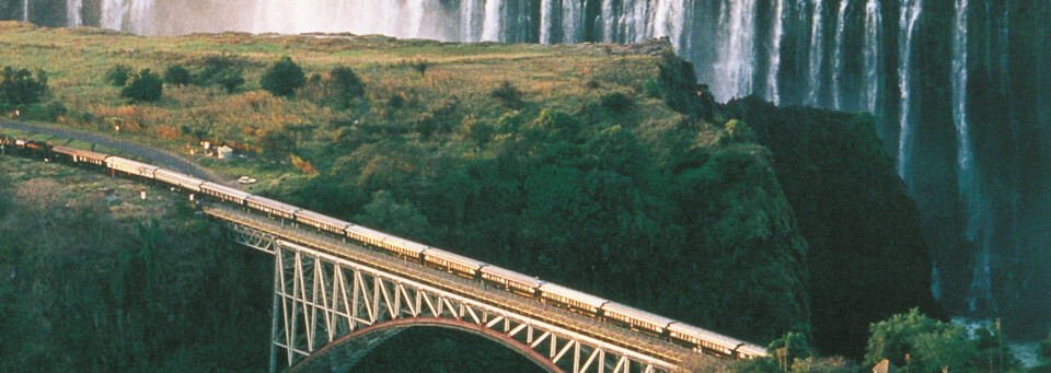 Rovos Rail auf einer Brücke an den Viktoriafällen