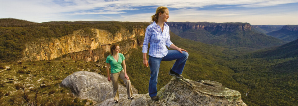 Frauen auf dem Mount Hay mit Blick über die Blue Mountains