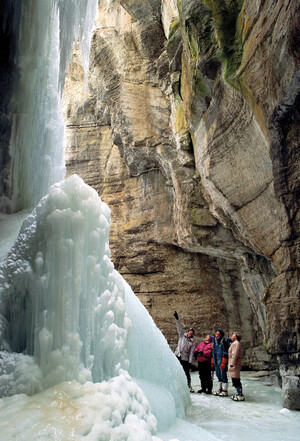 Eiswanderer am gefrorenen Wasserfall Maligne Canyon