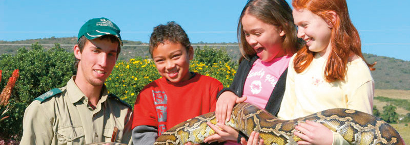 Kinder mit Schlange, Garden Route Game Lodge