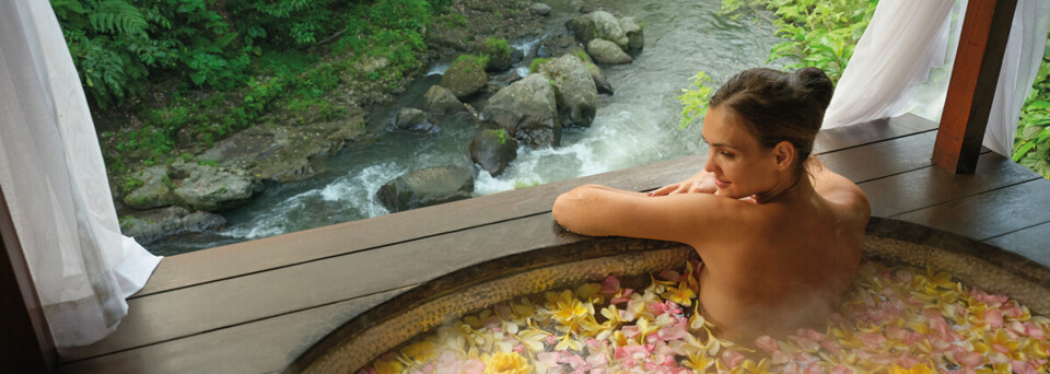 Maya Ubud Resort & Spa Frau im Spa