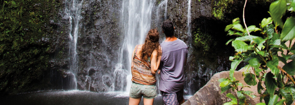 Paar am Wasserfall auf Big Island