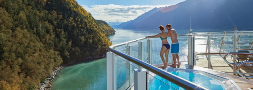 Das Paar genießt den alaskischen Sommer auf dem Sonnendeck