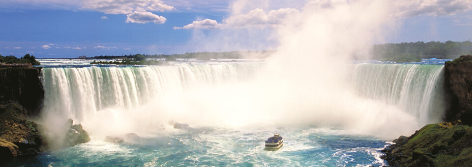 Schiff vor den Niagarafällen