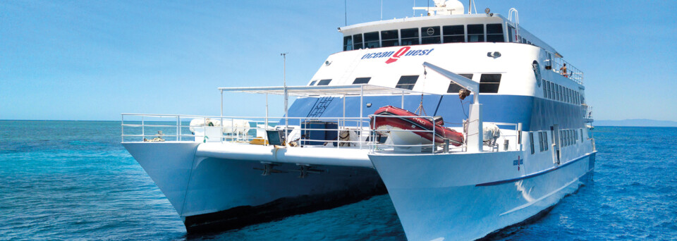 Außenansicht - Kreuzfahrtschiff "OceanQuest" am Great Barrier Reef