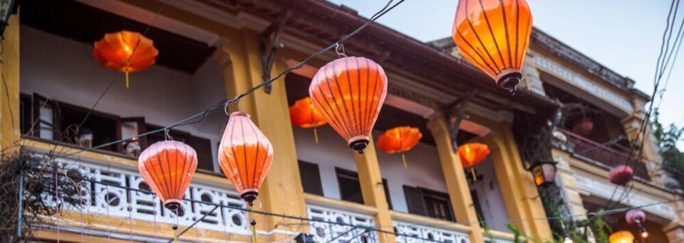 Mönche mit Blick auf die Tempelanlage Angkor Wat