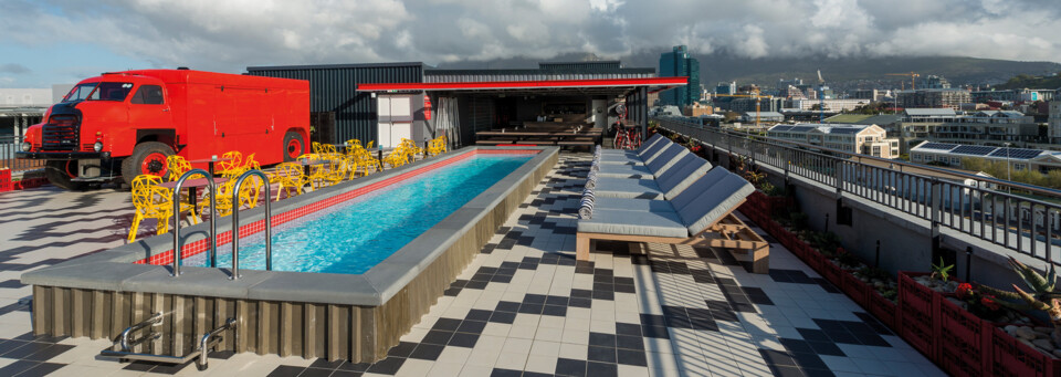 Pool des Radisson RED Hotel Cape Town in Kapstadt