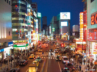 Nachts auf den Straßen in Tokyo