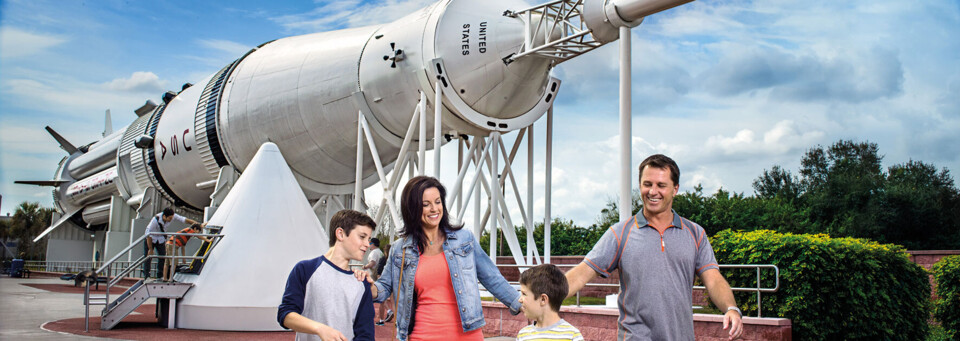 Kennedy Space Center Familie vor Rakete
