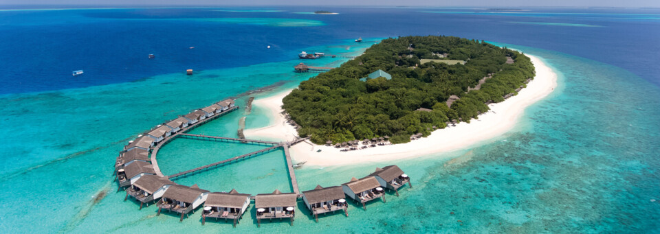 Außenansicht des Reethi Beach Resort im Baa Atoll