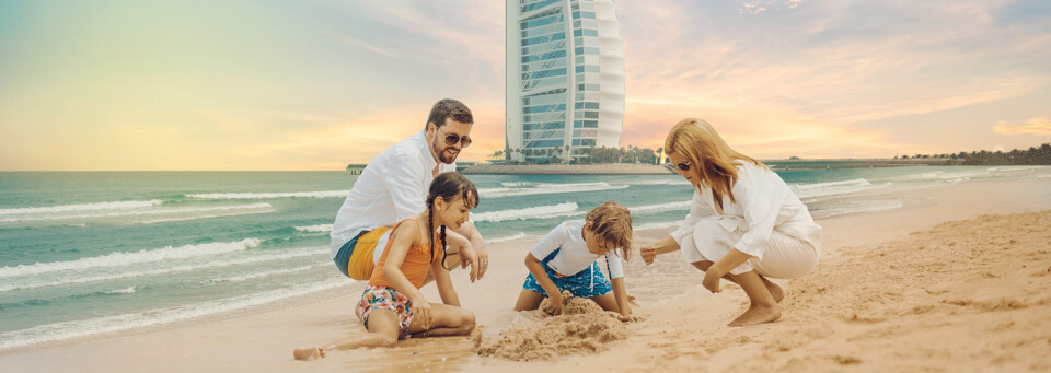 Familie am Strand Dubais - Burj Al Arab