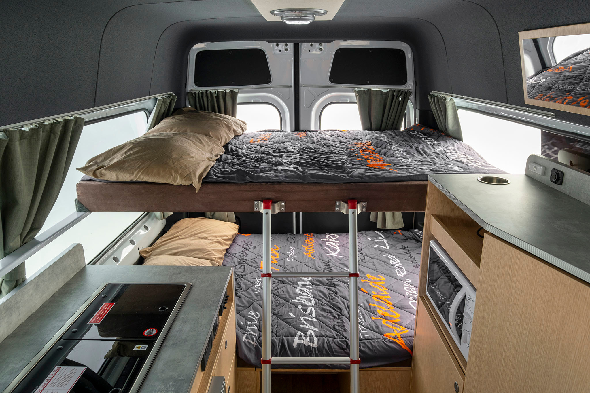 Innenansicht des Apollo Endeavour Camper