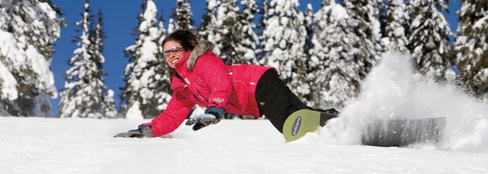 Snowboarder im Skigebiet Sun Peaks