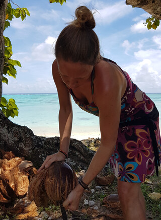 Cook Inseln Reisebericht - Aitutaki Beach Villas - Knacken einer Kokosnuss
