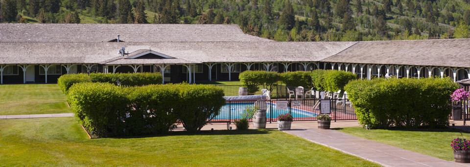 Virginian Lodge von außen mit Pool