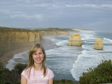 Australien Reisebericht: Unsere Reiseexpertin Sabrina vor den berühmten 12 Aposteln im Port Campbell Nationalpark
