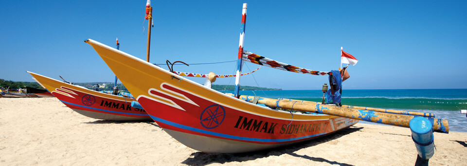 Boote am Strand von Jimbaran auf Bali