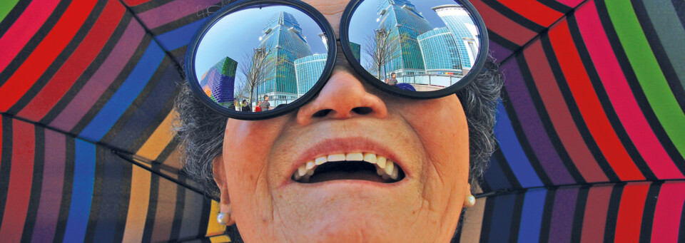 Frau mit Sonnenbrille in Taipei