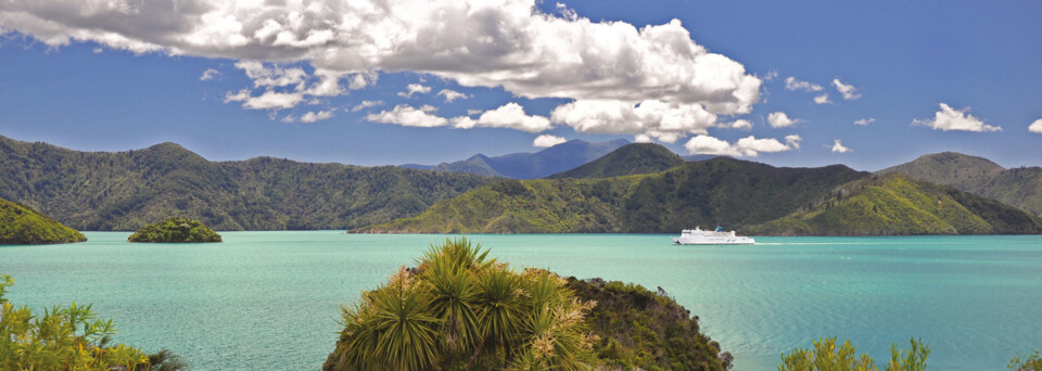 Ausblick auf die Marlborough Sounds mit Fähre