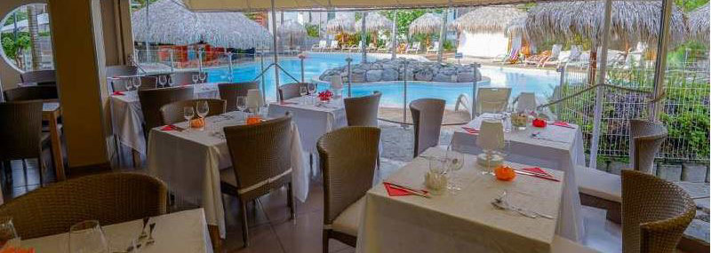 Restaurant mit Blick auf Pool im Le Pagerie Martinique