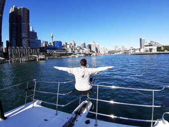 Reisebericht Australien  - Reiseexpertin Tatjana vor Skyline Sydney