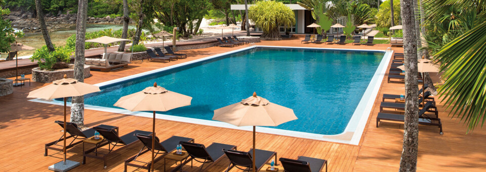 Poolbereich des AVANI Seychelles Barbarons Resort & Spa