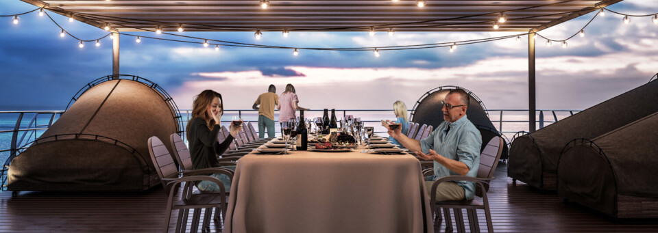 Abendessen an Deck Reef World