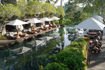Reisebericht Bali: Poolbereich des Maya Ubud Resort & Spa auf Bali 