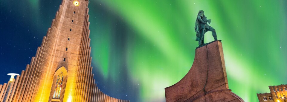 Reykjavik Hallgrimskirche unter Polarlichtern