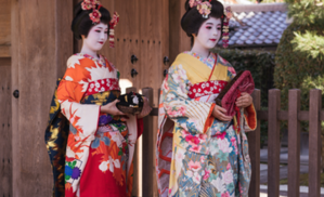 Japanische Geisha auf Reisen bewundern