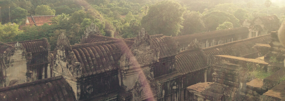 Angkor Wat umgeben vom Dschungel