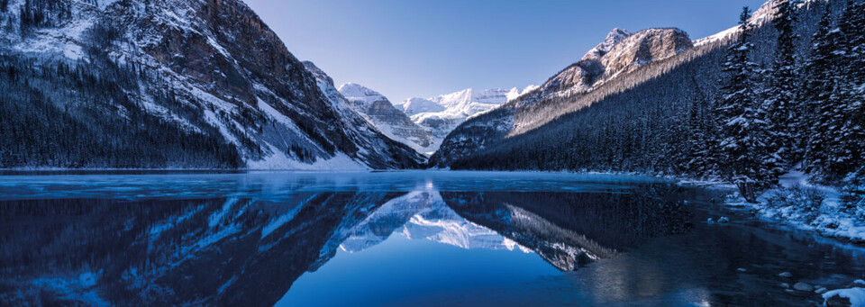 Schneebedeckte Bergkette am Lake Louise