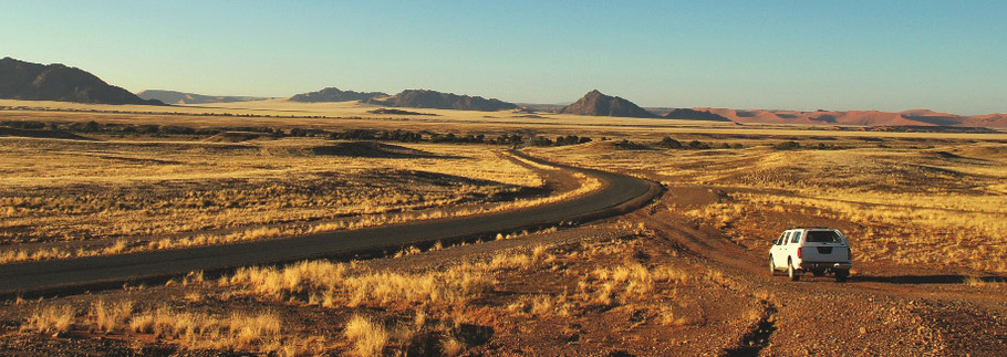 Auto in der Namib Wüste