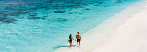 Paar am Strand beim Rethi Faru Resort