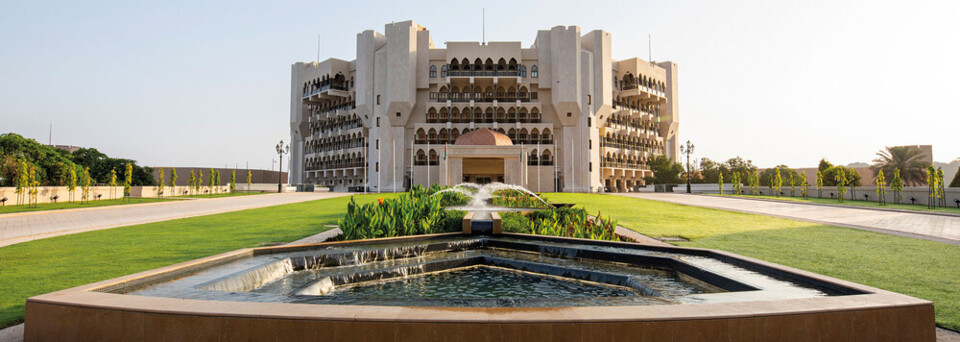 Außenansicht des Al Bustan Palace, A Ritz-Carlton Hotel