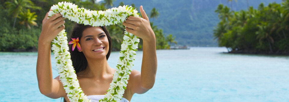 Einheimische Frau auf Bora Bora mit Blumenkranz