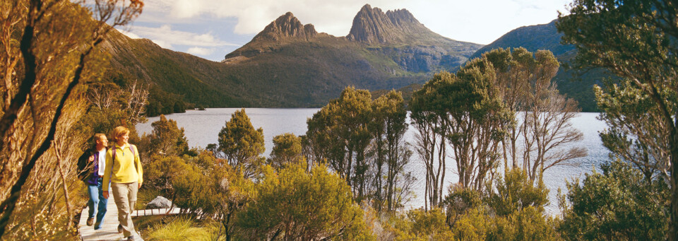 Cradle Mountain Wanderer auf Holzpfad