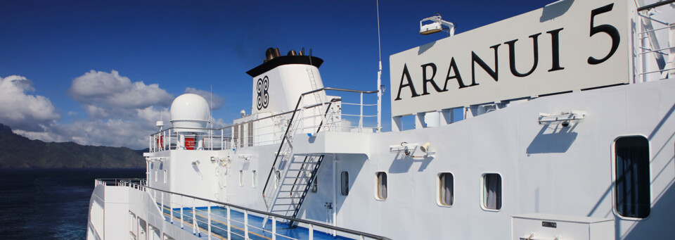 Kreuzfahrtschiff Aranui 5 vor Tahuata