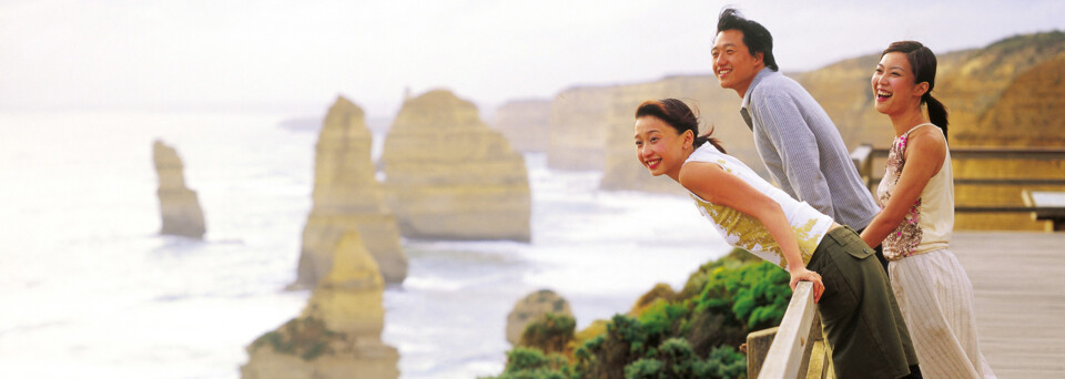 Touristen mit Blick auf die 12 Apostel, Great Ocean Road