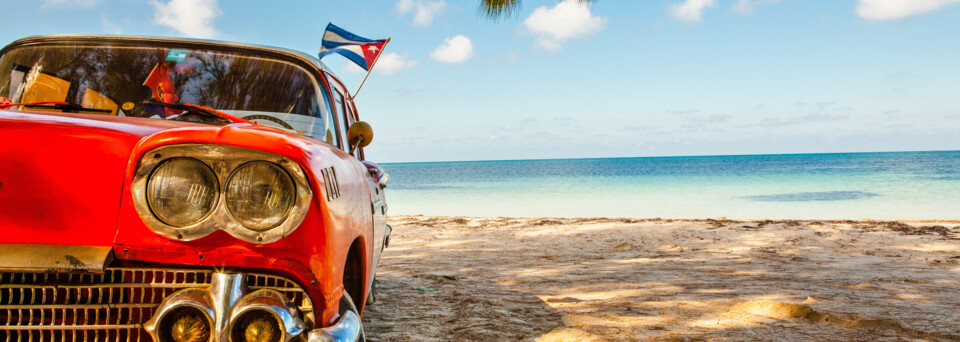 Oldtimer am Strand / © Lena Wurm - stock.adobe.com