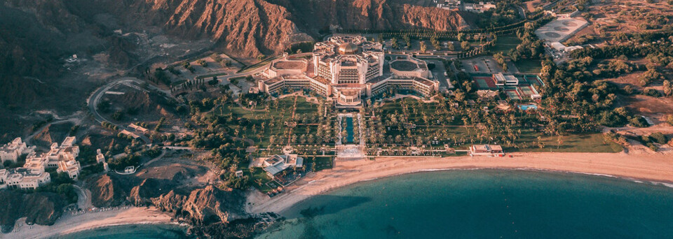 Außenansicht des Al Bustan Palace, A Ritz-Carlton Hotel