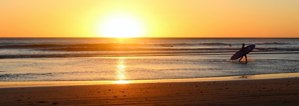 Surfer beim Sonnenuntergang in San Juan del Sur