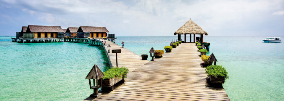 Overwater Villen des Gangehi Island Resort im Nord Ari Atoll