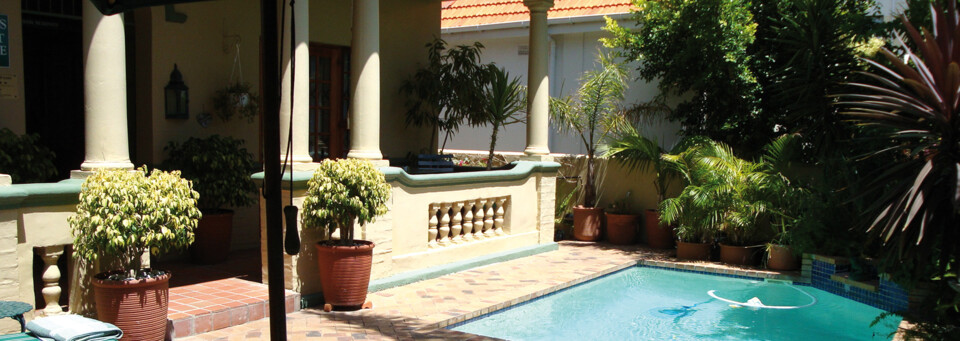 Pool und Außensansicht Olaf´s Guesthpuse Kapstadt