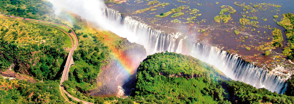 Regenbogen über den Victoria Fällen in Sambia