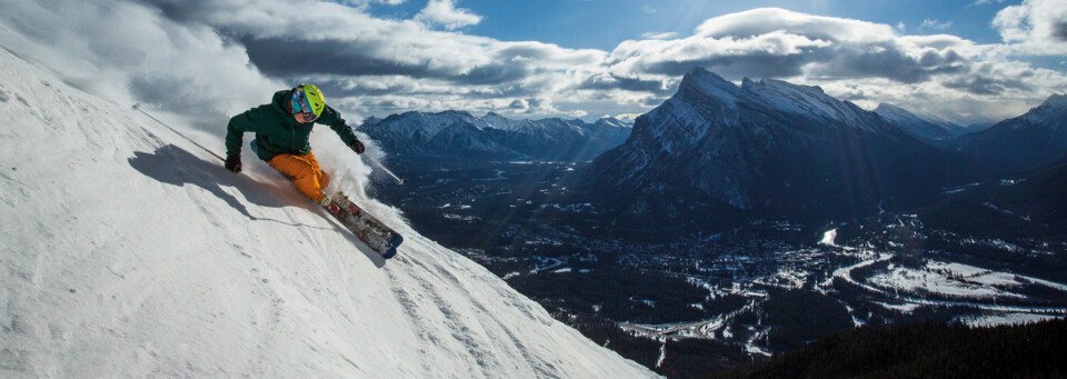 Skifahrer am Mount Norquay im Skigebiet Banff und Lake Louise