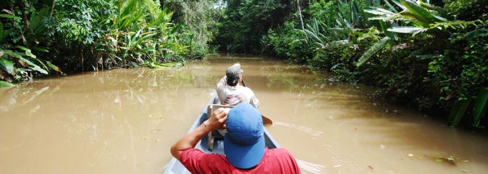 Männer beim Paddeln im Amazonas Ecuadors