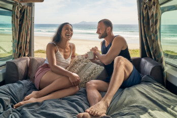 Paar entspannt in einem Maui Camper