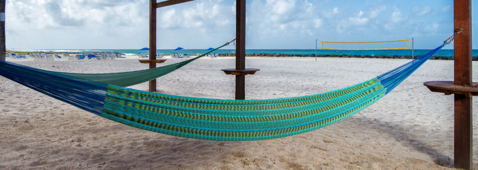 Hängematten am Strand des Hilton Barbados