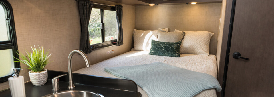 Bett im Cruise America Camper C25